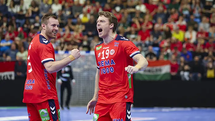 Tatabanya, Ungarn 20240316. 
Vetle Eck Aga t.v. og Kristian Bjørnsen jubler etter scoring under kampen mellom Norge og Ungarn i OL-kvalifiseringsturneringen som spilles i Ungarn.
Foto: Nikola Krstic / NTB