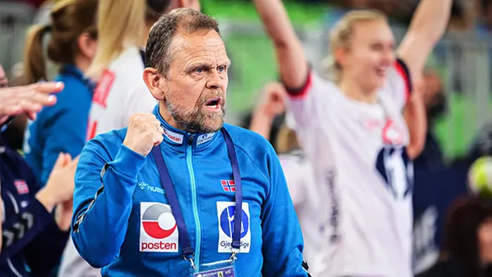 Norway's head coach Thorir Hergeirsson reacts during the EHF Women’s European Championship semi-final handball match between Norway and France at the Arena Stozice in Ljubljana on November 18, 2022. (Photo by Jure Makovec / AFP)