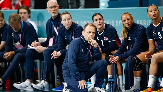 20240725 Thorir og benken.jpg