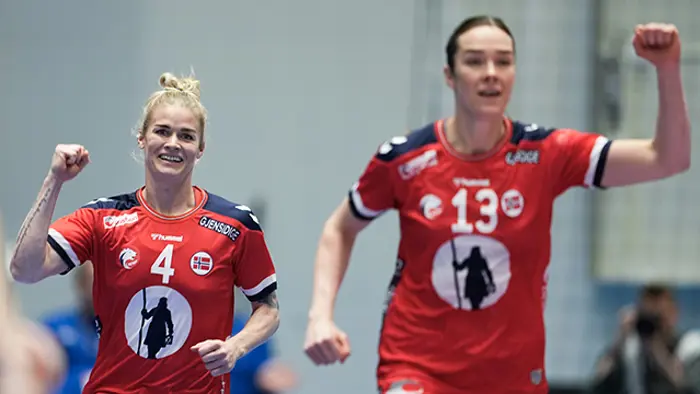 Bergen 20240404. 
Norges Kari Brattset Dale t.h. og  Veronica Kristiansen under landskampen i håndball mellom Norge og Ungarn i Åsane Arena. (Bildet er tatt for Norges Håndballforbund. Kan også brukes redaksjonelt).
Foto: Beate Oma Dahle / NTB
