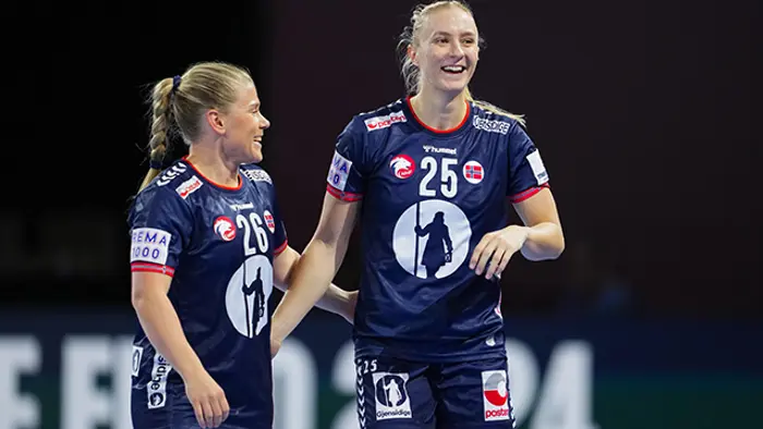 Innsbruck, Østerrike 20241128. 
Norges Emilie Hovden og 	Henny Ella Reistad etter gruppespillkampen i håndball-EM for kvinner mellom Norge og Slovenia i Olympiahalle.
Foto: Beate Oma Dahle / NTB