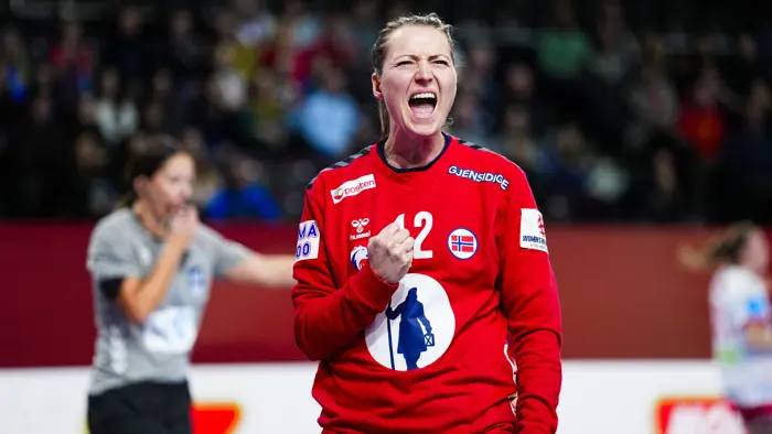 Wien, Østerrike 20241205. 
Norges målvakt Silje Solberg-Østhassel feirer under hovedrunde i håndball-EM for kvinner mellom Danmark og Norge i Wiener Stadthalle.
Foto: Beate Oma Dahle / NTB