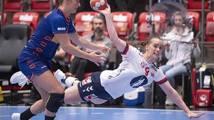 Norges Live Rushfeldt Deila i kamp med Hollands Larissa Nusser under håndboldkampen mellem Holland og Norge i turneringen Golden League i Holstebro lørdag den 23. november 2024. (Foto: Bo Amstrup/Ritzau Scanpix)