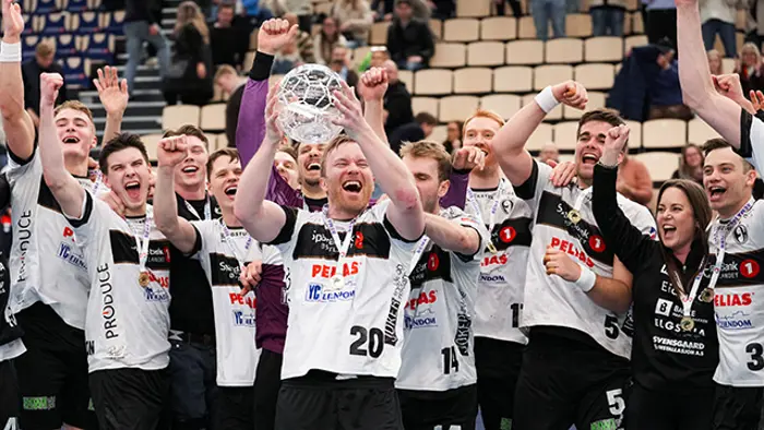 Halden 20250406. 
Elverum jubler for seier og seriegull etter eliteseriekampen i håndball for herrer mellom Halden og Elverum i Halden Arena.
Foto: Javad Parsa / NTB