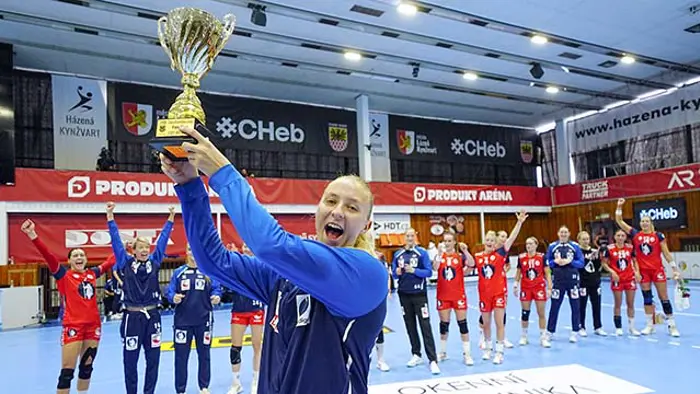 20250921 Henny løftet pokalen for turneringsseier.jpg