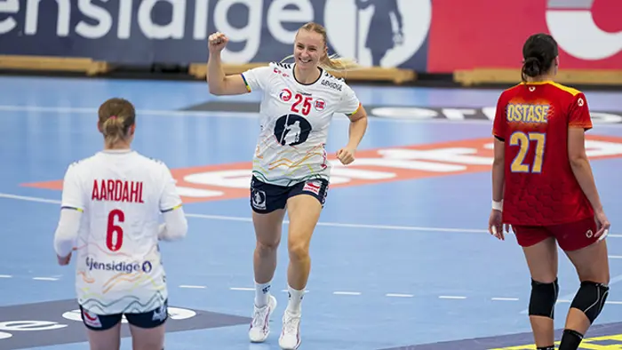 Larvik  20251015. 
Norges Henny Ella Reistad under håndballkampen i EHF EURO Cup mellom Norge og Romania i Jotron Arena. 

Bildet er tatt på oppdrag for Norges Håndballforbund, men kan brukes av redaksjonelle kunder av NTB.
Foto: Fredrik Varfjell / NTB