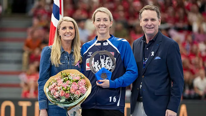 Larvik  20251015. 
Norges keeper Katrine Lunde flankert av Randi Gustad og Erik Langerud før håndballkampen i EHF EURO Cup mellom Norge og Romania i Jotron Arena. 

Bildet er tatt på oppdrag for Norges Håndballforbund, men kan brukes av redaksjonelle kunder av NTB.
Foto: Fredrik Varfjell / NTB