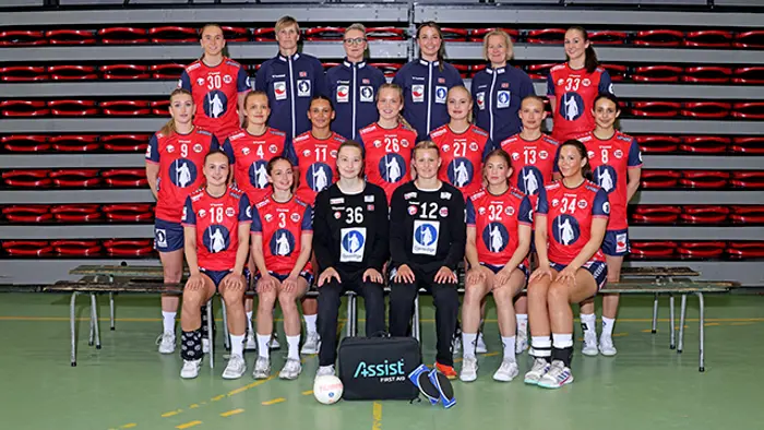 LK06 Lagbilde 2025. Bak f.v. Sofie Nilssen Ekerhovd, Lene Rantala, Sølvi Hylleseth, Ane Victoria Mällberg, Kari Kristensen, Vilde Refsland. Midten f.v. Ingeborg Johanne Nyborg Tømmervåg, Ada Aalstad, Maia Matre Hagenes, Sofie Sandø Kleiven, Mali Halldorsson, Edle Eik Litland, Sara Benedicte Fredheim Barbosa. Foran f.v. Milla Haugerstuen Breen, Vanessa Bråten Gulbrandsen, Nora Aarnes Blomsøy, Leah Isabell Langaard, Kjersti Vinjevoll, Maren Vilje Warset. 