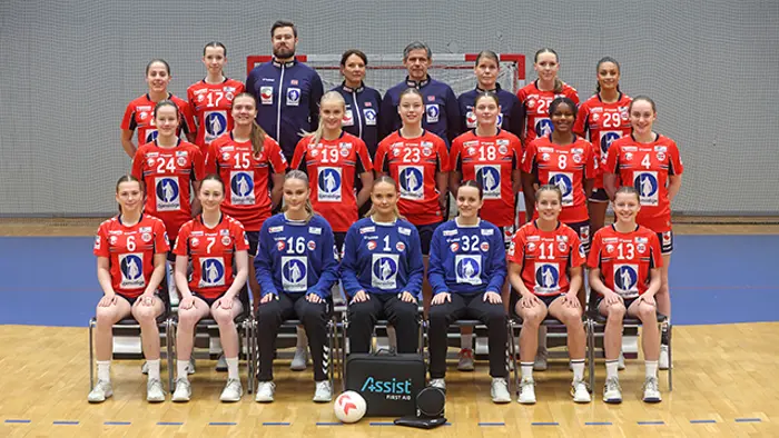 Lagbilde LK08 2024. Bak f.v. Sunniva Henneman, Jofrid Anderson, Eirik Grøneng, Bente Lunke Norum, Tore Johannessen, Hilde Wikheim, Stina Surdal, Yazmin Yamundow Marie Ceesay. Midten f.v. June Skei Kaspersen, Viktoria Odinokova Eilertsen, Vera Braut Brunes, Rikke Rønningen, Maren Høvde, Ibaa Mohammed Abdelhai, Linnea Heggelund-Nilsen. Foran f.v Anna Aamelfot hvattum, Agathe Naustdal, Matilda Garcia Nygård, Ingse Othelie Olsson Volden, Kristin Nagel Gravning, Emelie Sørvik-Hansen, Tea Caspara Varpe Bjune.