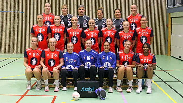2025 Lagbilde LK08 EM. Bak f.v. Rikke Dahl Rønningen, Lene Rantala, Tore Johannessen, Bente Lunke Norum, Guro Horten Solberg, Selma Berland. Midten f.v. , Milla Kristin Breda-Ruud, Stina Surdal, Nea Angelina Holand Frydenlund, Maja Nordeide Thomsen, Andrea Øyvor Mjanger, Kaja Ørving Jensen, Sara Todireanu Thorsen. Foran f.v. , Marie Lutro Allison, Vera Braut Brunes, Mali Hauge Jameson, Liv Tvedte Johannessen, Kristin Nagel Gravning, Viktoria Odinokova Eilertsen, Ibaa Mohammed Abdelhai.
