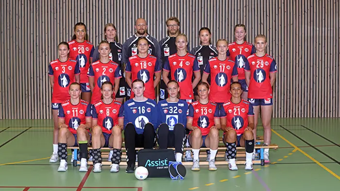 2025 Lagbilde LK08 EYOF. Bak f.v. Emily Dyrhol Slenes, Hilde Wikheim, Fredrik Ruud, Mattis Lahn, Marthe Gruer, Malin Lange. Midten f.v. Mathea Faraasen Meling, Sina Marie Ulvang Loktu , Kata Bali, Emma Huse,  Mia Landsrød Haug, Tiril Brodin-Halvorsen. Foran f.v. , Anna Aamelfot Hvattum, June Skei, Stella Norum Ripel, Elisabeth Tryggestad, Ella Edlund, Liva Soldal Risa.