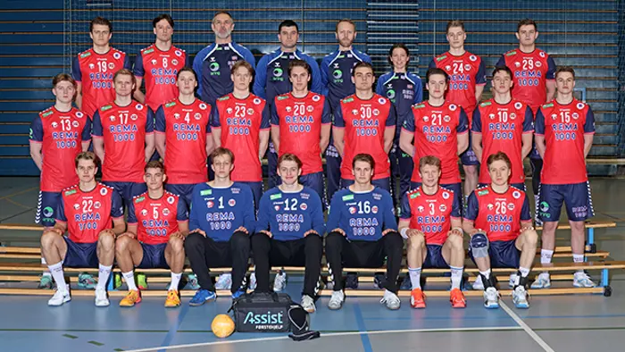 LM04 lagbilde 2025. Bak f.v. Henrik Hartz Hagen, Jesper Røisland, Sindre Yngve Walstad, Zarko Pejovic, Dag Vidar Jonassen, Tuva Bilov-Power, Henrik Hestbek Nielsen, Lars Eirik Larsen. Midten f.v. Kasper Berentsen Dalland, Torger Edland, Emil Havsgård, Jens Holter, Lars Gran, Karl Edvard Wallevik, Axel Skaarnæs, Andreas Hansen Oftedal, Øystein Mostad. Foran f.v. David Walstad Haugstvedt, Andreas Tveit, Jonas Fjæreide Fyllingen, Henrik Ibsen, Sebastian Reiersen, Preben Gram, Krister Skarsvaag Midtflå.