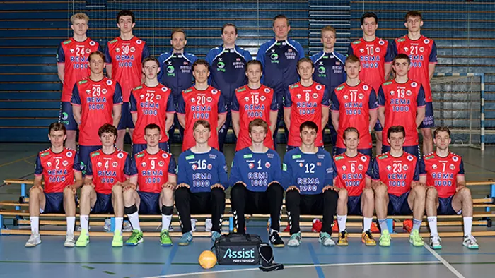 LM06 lagbilde 2025. Bak f.v. Jonas Søyland Andersen, William Lidal Jamne, Fredrik Tønne, Jørgen Laug, Mads Fjelddalen, Joakim Schanke Stensø, Sander Strøm Tjernshaugen, Eimantas Januskevicius. Midten f.v. Albert Myreng Elverhøy, Emil Hofstad Eriksen, Kristian Kibsgård, Amandus Vatnedal, Fredrik Westgaard, Mats Bystrøm, Ola Sønju Eggum. Foran f.v. Nikolai Nordås Steinsland, Simen Revheim Gleditsch, Torstein Årberg Garmann, Kristian André Moi Svendsen, Emil Rommetveit, Lukas Ueland, Hlini Snær Birgisson, Vetle Mellemstrand Bore, Abel Hanevik.