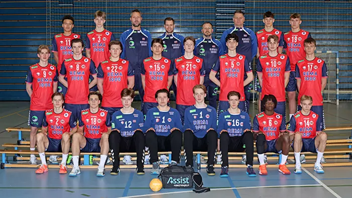 LM08 lagbilde 2025. Bak f.v. Johannes Wilmann, Sebastian Sobczak Aarø, Rasmus Skytte Hauge, Eirik Elnan Garnvik, Kristoffer Froestad, Mads Gulbrandsen, Daniel Hansen Oftedal, Leon Dybing. Midten f.v. Herman Hollekim Næss, Liam Andrés Henning Norlin, Kristian Dolva, Gustav Wallevik, Ludvik Hagen Myhrer, Eirik Brundtland Soma, Håkon Brogård, Rasmus Bo Sandbekk Olsen. Foran f.v. Karsten Lindberg, Victor Iversen, Tevje Borup-Müller, Ludwig Rogstad Larsen, Karl Johannes Green Baadsvik, Isak Hotvedt Biseth, John Kristoffer Gullen, Sebastian Halvorsen.