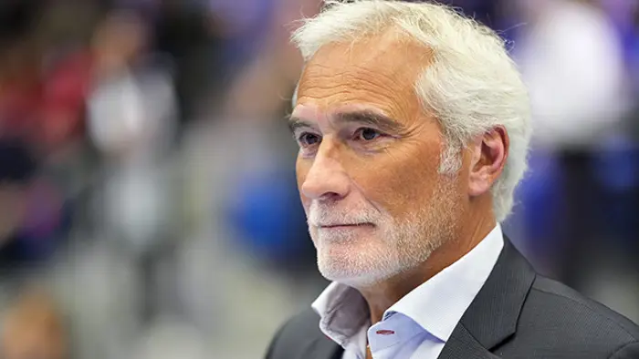 (ARKIV) DHF formand Morten Stig Christensen overrækker præmierne ved Santander Cup håndbold for kvinder, bronzekamp, mellem København Håndbold og Herning-Ikast Håndbold, som spilles i Blue Water Dokken i Esbjerg, søndag den 27. februar 2022. Formand for Dansk Håndbold og tidligere sportschef på TV 2 Morten Stig Christensen er død. Han blev 65 år. (Foto: Frank Cilius/Ritzau Scanpix)