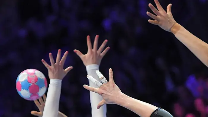 Hender strekker seg etter ballen