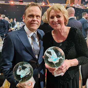 20230107 Marit og Thorir med sine priser.jpg