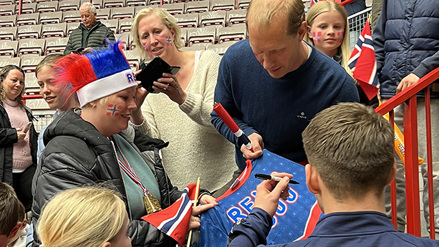 20230430 Gro Anita Viflat får drakt signert.jpg