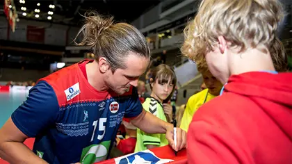 Kente kommer for å signere landslagsdrakter