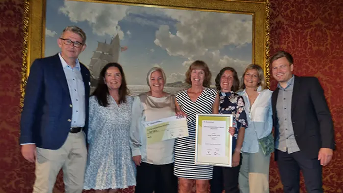 Bilde av årets regionale barnehåndballtrenere  sammen med Jan Ivar Lorentzen og Norsk Tipping