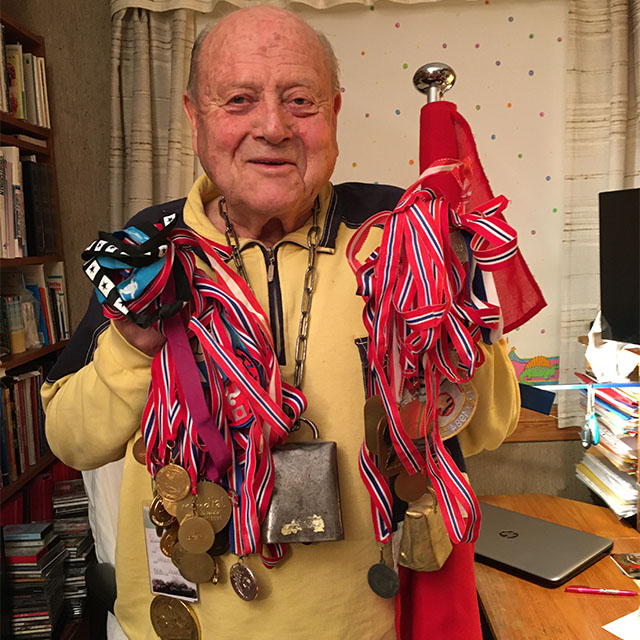 20230612 Otto Th. Pedersen med medaljene.jpg