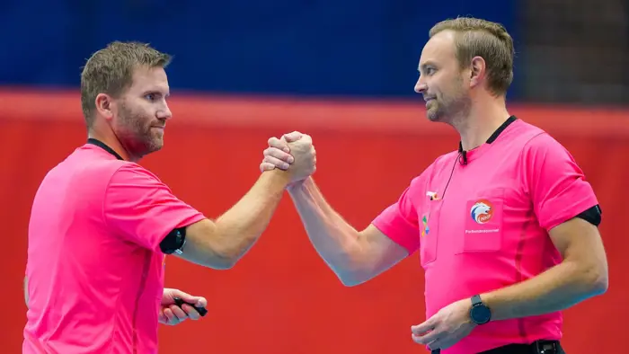 20220913. Dommere Lars Jørum (t.v.) og Håvard Kleven.jpg