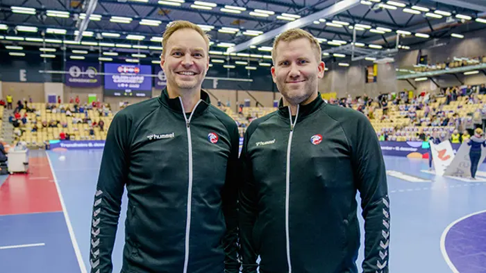 Dommerne Håvard Kleven og Lars Jørum etter håndballkampen i Golden League Gjensidige Cup mellom Danmark og Spania i Sotra Arena.Foto: Stian Lysberg Solum / NTB