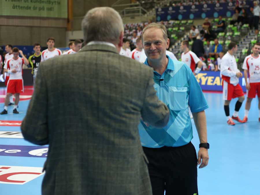 Øistein Pettersen får blomster overrakt av Tore Schjerven