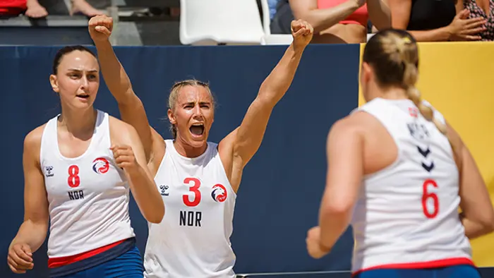 Elisabeth Hammerstad og Susanne Pettersen hos beachjentene jubler