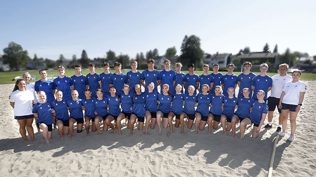 Beachjuniorlagene
Bak f.v. Katinka Haltvik, Oda Berge Kj&aelig;rsgaard, Pijus Petrauskas, Mikkel Kulvik Bremseth, Oskar Pilskog Nyhus, Noah Strutz Skei, Patrick Smits-Thommesen, Gard Elvedal Hole, Ola S&oslash;nju Eggum, Morgan Scott William Hovland-Gay, J&oslash;rgen Lothe Dahl, Martin Larsen, Rodh Faiz Maola al Malchi, Eirik Usler, Nicklas Emilian Walle, Amandus Austad Adams, H&aring;vard T&aring;rnes, Jakob Hanken Skulbru, Ole Thomas N&oslash;stvold, Johanna Myhrstuen. Foran f.v. Ida Koveland, Sara Svendsen, Madelen Gjerald Ulleland, Lilly Momrak M&aelig;hlum, Selma Maria Jomaas, Hansine Brune Skorgevik, Mathilde Aas Fjelddalen, Hannah Tirslaug Sve, Mia Tvedte Johannessen, Thilla Karoline Molle Langseth, Helene Kl&aelig;stad Sandnes, Maiken-Merina Wagelid Beldo, Thea Olivia Fj&aelig;ra Eng, Julia Tverraaen Moen, Karoline Sl&oslash;rdahl Conradi, Ingrid Aaser &Oslash;en, Jonette Als&eacute;n.