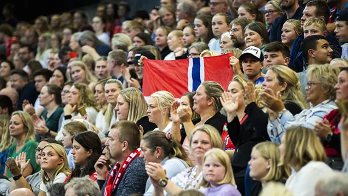Larvik 20221013. Publikum under landskampen i håndball mellom Norge og Slovakia i Jotron arena.Foto: Trond Reidar Teigen / NTB