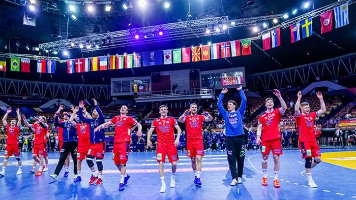 Katowice, Polen 20230123. 
Håndballgutta med Sander Sagosen, Sander A. Øverjordet, Petter Øverby, Torbjørn Sittrup Bergerud og Sebastian Barthold etter VM-kampen i håndball for herrer mellom Tyskland og Norge i Spodek Arena i Katowice, Polen.
Foto: Stian Lysberg Solum / NTB
