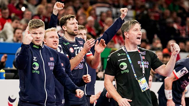 20240119 Jonas WIlle og benken jubler.jpg