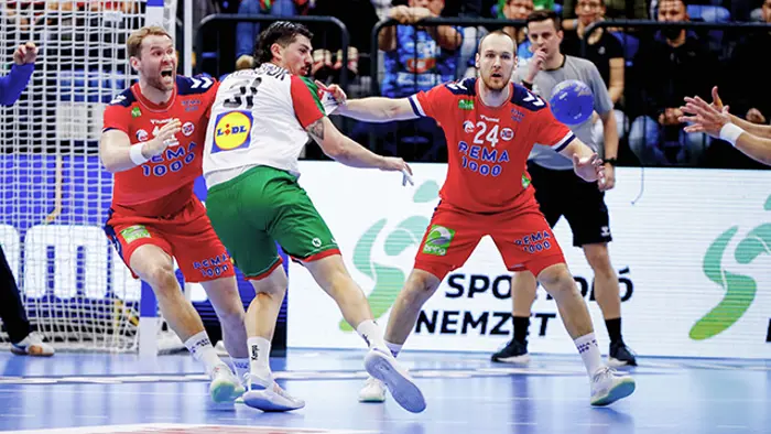 Tatabanya, Ungarn 20240314. 
Petter Øvreby og Christian O'Sullivan mot Portugals Salvador Salvador under kampen mellom Norge og Portugal i OL-kvalifiseringsturneringen i håndball for menn.
Foto: Nikola Krstic / NTB