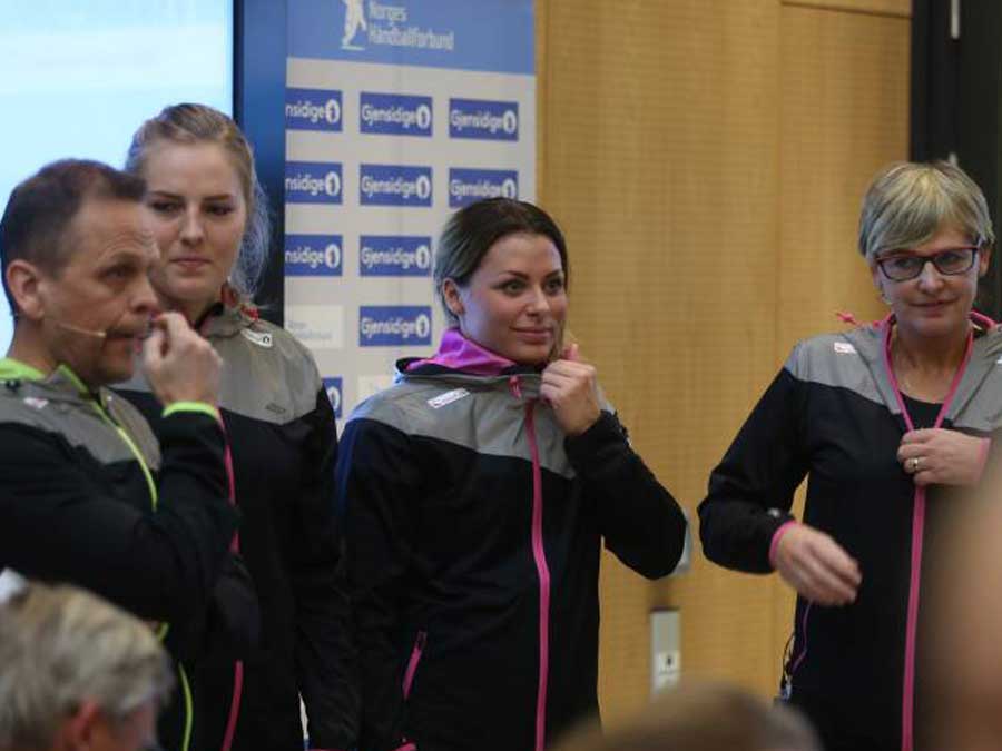 Vilde M. Ingstad og Nora M&oslash;rk med landslagstrenerne. Foto: Svein Andr&eacute; Svendsen