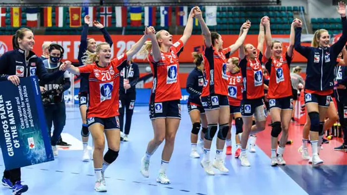 Håndballjentene jubler etter seier mot Ungarn i EM 2020