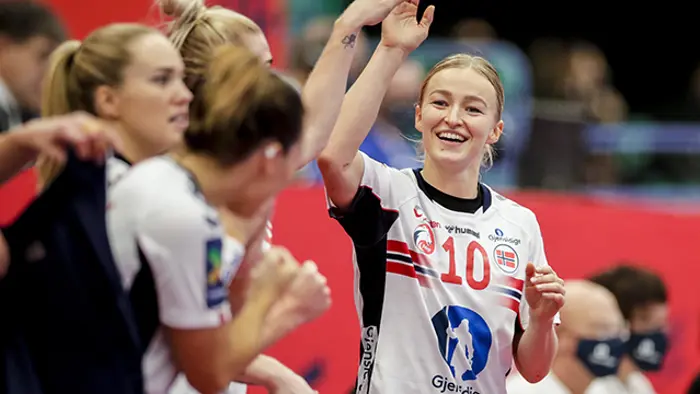 Landslagskaptein Stine Bredal Oftedal gir high five til lagvenninnene under EM 2020