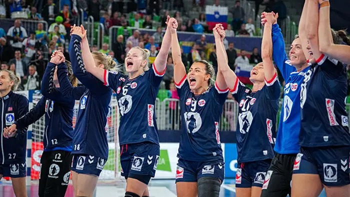 Ljubljana, Slovenia 20221114. 
Håndballjentene jubler etter seier og sikret semifinale etter EM-kampen i hovedrunden mellom Norge og Slovenia i Stožice Arena.
Foto: Beate Oma Dahle / NTB