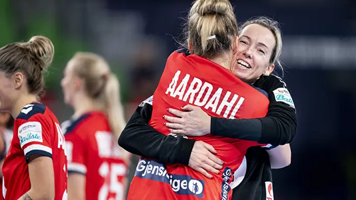 Norges Katrine Lunde og Maren Nyland Aardahl efter EM kvindehåndboldkampen i mellemrunden Norge-Sverige i Ljubljana, Slovenien, lørdag den 12. november 2022.