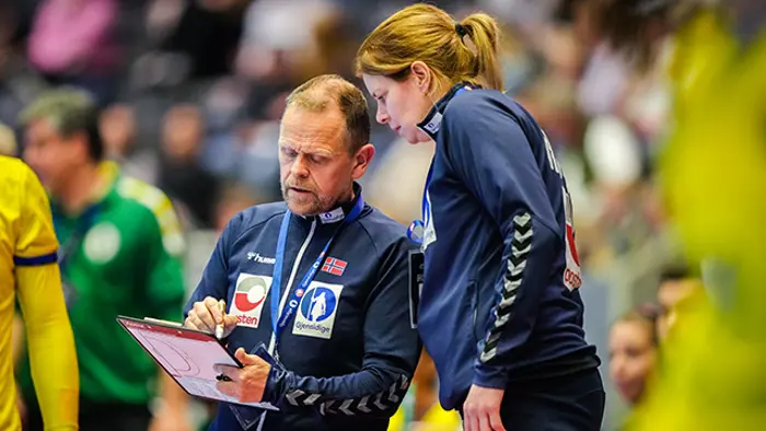 Norges landslagssjef Thorir Hergeirsson og landslagstrener Tonje Larsen under landskampen mellom Norge og Brasil i DNB Arena, før håndball-EM i Slovenia i november.Foto: Beate Oma Dahle / NTB