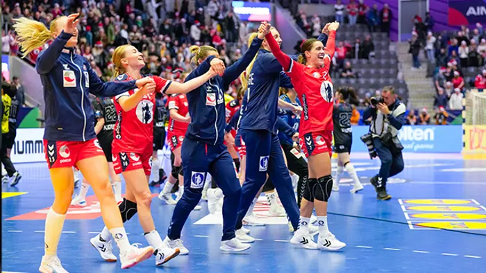 20231203 Håndballjentene jubler.jpg