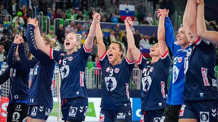 Ljubljana, Slovenia 20221114. 
Håndballjentene jubler etter seier og sikret semifinale etter EM-kampen i hovedrunden mellom Norge og Slovenia i Stožice Arena.
Foto: Beate Oma Dahle / NTB