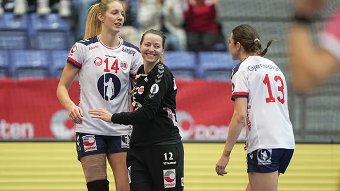 Lillehammer 20231126. 
Kristine Breistøl, Norges keeper Silje Solberg og Kari Brattset Dale t.h.  under landskampen mellom Norge og Polen i Håkons Hall, før håndball-VM i Norge, Sverige og Danmark.
Foto: Beate Oma Dahle / NTB