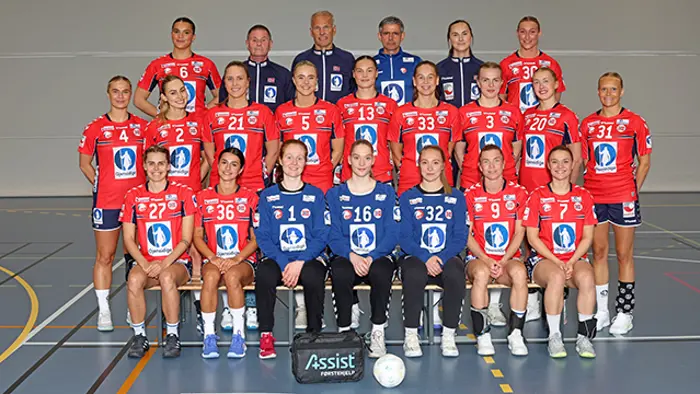 Lagbilde LKR 2024. Bak f.v. Kristina Sirum Novak, Tom Morten Svendsen, Michael O'Sullivan, Tore Johannessen, Susanne Lehmann, Ane Cecilie Høgseth. Midten f.v. Sanne Løkka Hagen, Mia Solberg Svele, Kaja Horst Haugseng, Karoline Lund, Henriette Espeseth Eggen, Guro Nestaker, Tirill Solumsmoen Mørch, Martine Kårigstad Andersen, Maja Furu Sæteren. Foran f.v. Sunniva Amalie Næs Andersen, Tina Abdulla, Marie Davidsen, June Cecilie Krogh, Eli Marie Raasok, Kristin Venn, Maja Magnussen.