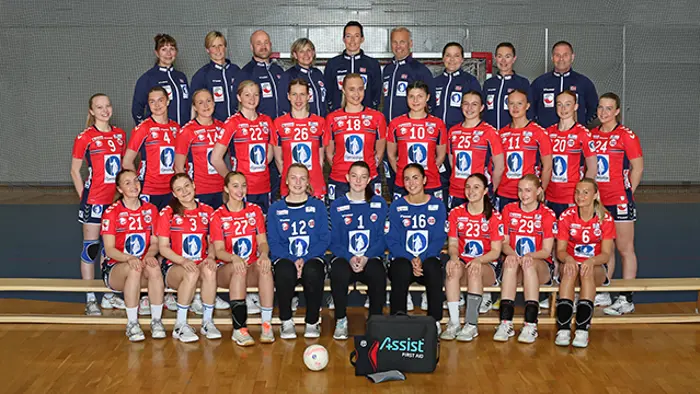 LK04 lagbilde 2022. Bak f.v Vedrana Terzic, Lene Rantala, Eirik Haugdal, Mia Högdahl, Kristine Lunde-Borgersen, Michael O'Sullivan, Guro Horten, Ingvill Helland Andersen, Tom Morten Svendsen. Midten f.v. Linnea Kyrkjeeide, Edle Hønningstad, Emma Helland-Døvle, Constance Hedenstad, Nora Rosenberg, Eline Solbakken, Leah Nordnes, Andrea Moe, Maria Grasdal, Ingeborg Monné, Mia Kvarme. Foran f.v. Marie Mjøs, Nicoline Jullumstrø, Stine Bore, Dina Frisendal, Ida Walin, Anna Malesevic, Selin Kamburce, Karoline Sether, Mathea Enger.