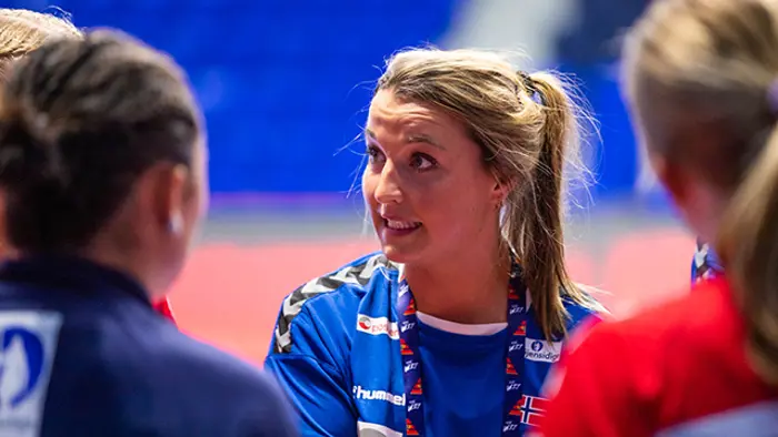 Trener Ane Mällberg prater til spillerne under en timeout i EM 2023.