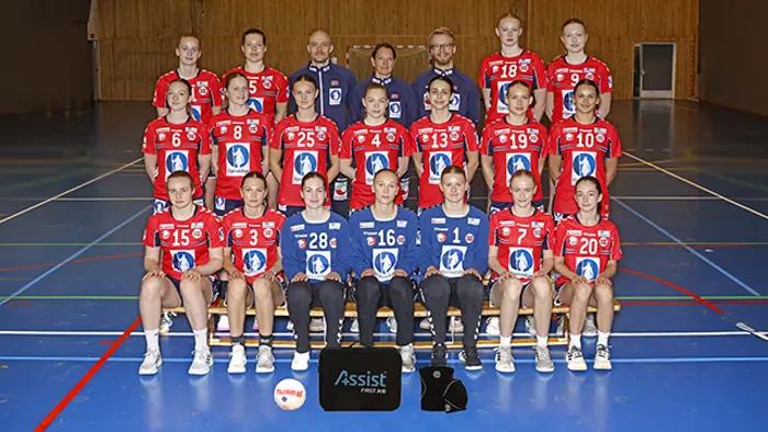 Lagbilde LK06 EYOF. Bak f.v. Ella Tollisen Leyland, Julia Pedersen, Lovis Tönnes, Bente Lunke Norum, Mattis August Lahn, Emilie Rasch-Toverud, Maja Leinan. Midten f.v. Oda Kongssund, Tuva Lervrekk Gausland, Selma Maria Jomaas, Julie Adele Qvanvik Hermansen, Sara Benedicte Fredheim Barbosa, Edle Eik Litland, Maia Matre Hagenes. Foran f.v. Sara Osen Tefre, Live Torkilsdatter Hjelen Sagli, Nilla Hermine Reitan, Alva Bjanes Iversen, Leah Isabell Langaard, Kaja Sæther Wågsand, Vanessa Bråten Gulbrandsen.