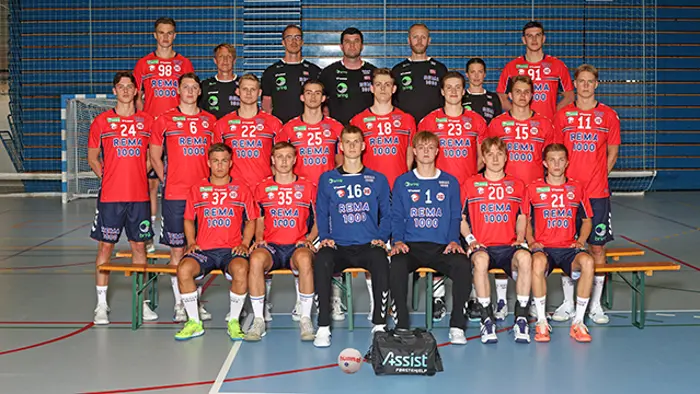 Lagbilde LM04 2024. Bak f.v. Øystein Mostad, Sonny Lodin, Håkon Halvorsen, Zarko Pejovic, Dag VidarJonassen, Tuva Bilov-Power, Patrick Helland Anderson. Midten f.v. Andreas Hansen Oftedal, Emil Havsgård, Torger Edland, Mikkel Solheim, Jonas Johansson-Kjellerød, Axel Skaarnæs, David Walstad Haugstvedt, Jens Holter. Foran f.v. Lars Thomas Line, Marius Olseth, Oscar Syversen, Oskar Engeset-Nordanger Knudsen, Krister Skarsvaag Midtflå, Eirik Kulvedrøsten Soløst.