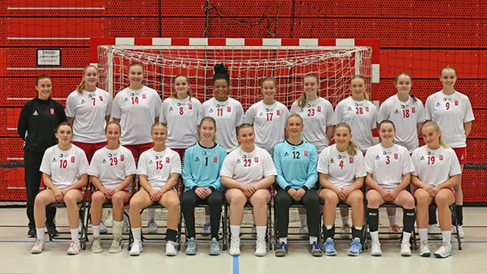 Larvik HK, Lerøyserien J18 2022/23. Bak f.v. fysioterapeut Mathilde Jensen, Emma Døvle, Alice Bredesen, Frida Brenden, Winnie Kapinga, Thea Støa Jensen, Kine Sørensen, Evita Lindberget, Ingrid Halmer, Silje Fure. Foran f.v. Lovis Wallberg, Tuva Skavdal, Hedda Hobber, Ida-Marie Berge, Adelin Holm, Emma Lisether, Kaja Røsjordet, Amalie Punnerud, Kjersti Haga Lie.