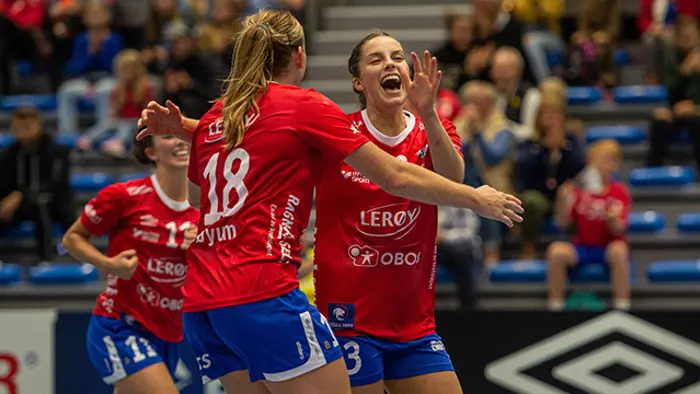 Andrea Martine Solstad og lagveninne jubler 